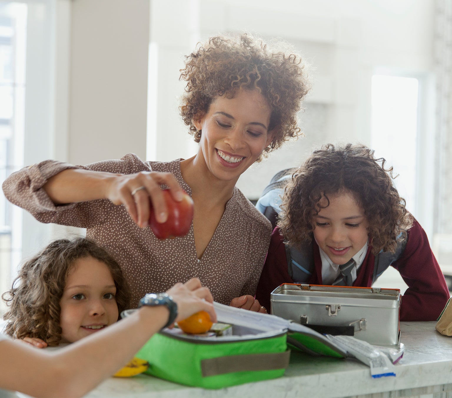 mom packing school lunch back to school tips